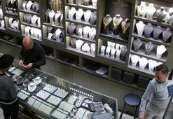 3 kilo altını kameralar önünde çaldı! Çalışandan şok sözler: Şeytana uydum