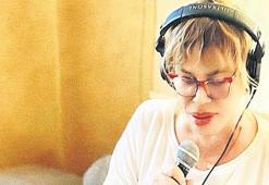 Etkilenmemek için kulaklarını kapadı