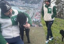 Annesinin kabullenmediği kuzuyu evde besliyor!