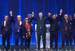 3 isim AK Parti'ye katıldı! Rozetleri Erdoğan taktı