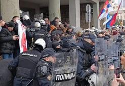 Sırbistan'da kazayı protesto eden kalabalık polise yumurta fırlattı
