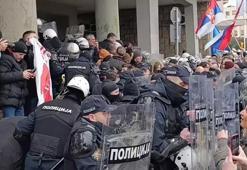 Sırbistan'da kazayı protesto eden kalabalık polise yumurta fırlattı