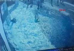 Başına buz kütlesi düşen ilkokul öğrencisi ağır yaralandı; o anlar kamerada