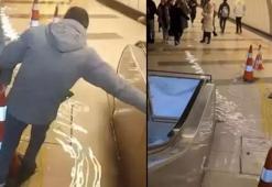 Metrobüs alt geçidini su bastı! Vatandaşlar zor anlar yaşadı