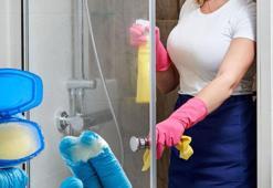 Hep yanlış yaptık! Duşakabindeki kireci emiyor, azıcık vazelin işi bitirecek