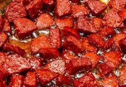 Kuruyan sucuk kızartmasına son! Yağ yerine 1 çay bardağı ekleyip kızartın