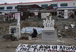 Yunanistan doldu taştı! On binlerce kişi tren kazası faciasını anmak için sokağa döküldü