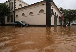 Fransa'nın La Reunion Adası'nı kasırga vurdu: 4 ölü