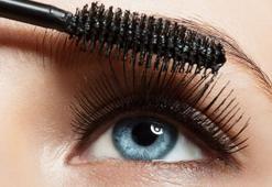 Bir bakışta anlamak zor! Bozuk maskara göz yakıyor, rujların kokusu değişiyor