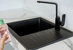 Su lekeli siyah eviyeleri pırıl pırıl yapacak! Arasına kir giremiyor, pamukla sürün