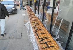 Yapımı 2 saat sürdü, 8 kişi kolları sıvadı! Metrelerce uzunluktaki pide şoke etti