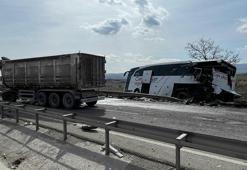 Bilecik'te feci kaza! TIR, yolcu otobüsüne çarptı, çok sayıda yaralı var