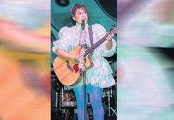 Sahne kostümüyle dikkat çekti