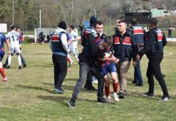 Yeşil saha boks ringine döndü: Tekme ve yumruklar havada uçuştu