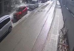 Bayburt'ta park halindeki aracın üzerine devasa kar kütlesi düştü