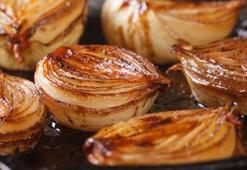 Piyazlık soğan böyle pişerse ilaç gibi! Kıymasız da olur, baharatı sona saklayın