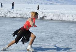 Çıldır Gölü'nde nefes kesen anlar! Buz üstünde dans hayran bıraktı