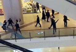 AVM'de bıçaklı kavga! Tekme ve yumruklar havada uçuştu