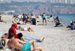 Sıcaklık 20 dereceyi buldu, Antalya'da sahiller doldu
