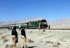 Pakistan'da 500 tren yolcusu rehin alındı