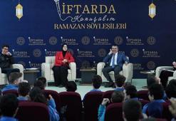 Bakan Tekin iftarda öğrencilerle buluştu