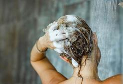 Saçını seven şampuan kullanımını azaltsın! Telleri yıpratıp dengeyi bozuyor