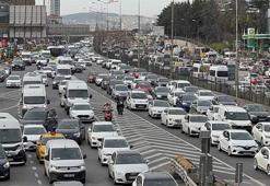 İstanbul'da akşam saatlerinde iş çıkışıyla beraber trafik iyice arttı