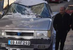 Bayburt'ta kar kütlesinin düştüğü araç hurdaya döndü