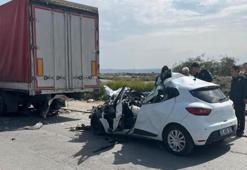 TIR'ın altına giren otomobil hurdaya döndü! Sürücü feci şekilde can verdi