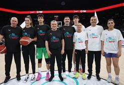 Gençlik ve Spor Bakanı Osman Aşkın Bak gösteri maçında basketbol oynadı