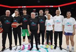 Gençlik ve Spor Bakanı Osman Aşkın Bak gösteri maçında basketbol oynadı