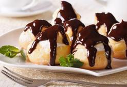Pastanedekinden farkı yok, çikolatası daha bol! Orijinal profiterol böyle yapılır