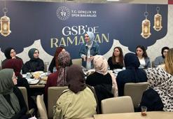 Bakan Göktaş KYK yurdundaki kız öğrencilerle sahur yaptı