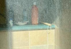 Duşakabin camındaki kireçleri saniyeler içinde çıkarıyor! Kireç lekelerini kökünden kazıyan yöntem