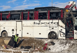 Afyonkarahisar'da yolcu otobüsü devrildi: 1 ölü, 25 yaralı