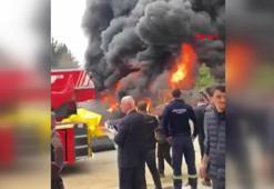 Pendik’te inşaat malzemesi deposunda çıkan yangında 4 katlı binada hasar oluştu