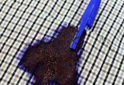 Çıkmaz dediğimiz tükenmez kalem lekesini silgi gibi siliyor! Kumaşa zarar vermeden leke çıkaran tüyo