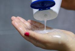 Herkes bu hataları yapıyor! Şampuanı önce avuç içinde köpürtün