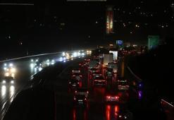 Mesai bitti, yoğunluk başladı! İstanbul'da ana arterde trafik durma noktasına geldi