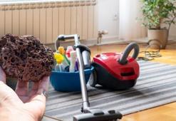 Topukları değil, halıları da parlatıyor! Ponzayla mükemmel çözüm, bir kez sürtün