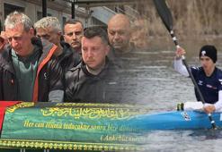 Babanın en acı bayramı oldu! Oğluna son görevini yaptı: Yürek sızlatan kare