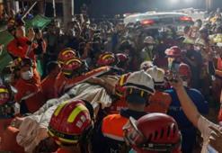 7.7'lik depremde hayata tutundu! Dünya anbean izledi