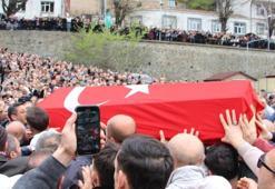 Volkan Konak’ın cenazesi namazın kılınacağı alana alkışlarla getirildi