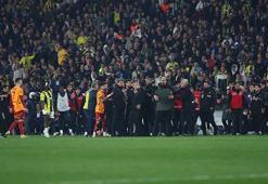 Fenerbahçe - Galatasaray derbisinde ortalık karıştı! Maç durdu, hakemler orta sahaya geldi