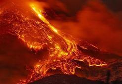 İtalya'da Etna Yanardağı kül ve lav püskürttü