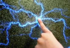 Dokununca elektrik çarpıyorsa çözüm metalde! Ayakkabıyı böyle değiştirin