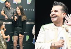 Amcasına sahnede vokal yapacak