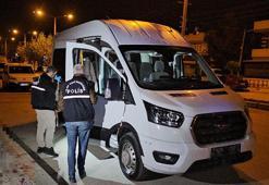 Servis minibüsünde dehşet! İş arkadaşını boynundan bıçakladı