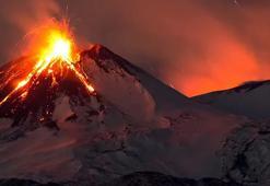 İtalya'da Etna Yanardağı kül ve lav püskürttü