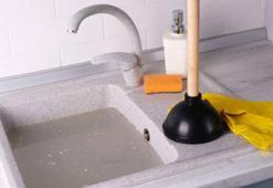 Lavabo tıkandıysa hemen tesisatçı çağırmayın! Bu yöntemlerle anında açılıyor